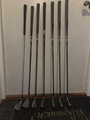 Järnset golf 5-S - Säljer mina golfklubbor nu eftersom jag slutat spelat golf. De har fungerat utmärkt för mig och är perfekt för den som vill börja spela eller för den som vill utvecklas på ett snabbt och välfungerande sätt. Det är ett Wilson Deep Red set (höger), förutom 8:an som är Taylormade LCG och P som är Taylormade burner. På alla klubbor är det stålskaft, standardlängd och helt okej grepp.  Är det något mer är det bara att fråga:)  Mvh Emilio 