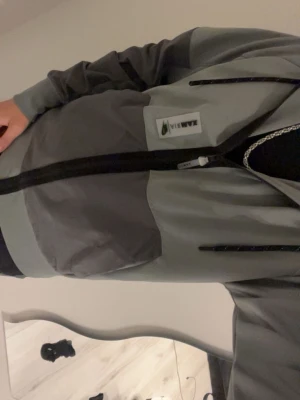 Grå hoodie nike air Max hoodie - Säljer en snygg grå hoodie från Nike har byxorna till den också om man är intresserad av att köpa dom med kontakta mig vid frågor!