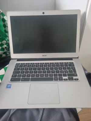 Acer bärbar dator silverfärgad - Snygg och stilren bärbar dator från Acer i silverfärgat material. Tangentbordet är svart med vita tecken och datorn har en stor touchpad. Skärmen är omgiven av en tunn ram och det finns en webbkamera upptill. Perfekt för studier eller surf.