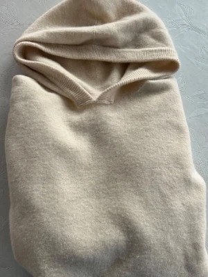 Beige hoodie i mjukt material - Säljer en stilren beige hoodie med huva. Hoodien är gjord i ett mjukt och skönt material, perfekt för chill dagar. Enkel design utan tryck eller detaljer, passar till det mesta och är superenkel att matcha.