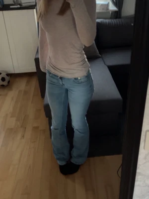 Ljusblå bootcut jeans - Säljer ett par ljusblå bootcut jeans från lager 157 som inte längre finns att köpa där. 
