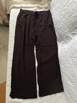 Svarta linnebyxor från H&M - Säljer ett par svarta linnebyxor från H&M i storlek L. Byxorna har en avslappnad passform med raka, vida ben och resår i midjan för extra komfort. Perfekta för en chill och stilren look. Materialet är lätt och luftigt linne.