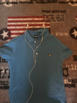 Blå pikétröja från Lyle & Scott - Säljer en ljus blå pikétröja från Lyle & Scott. Den har inga fläckar eller skador. Den är i storlek M men passar som en S. Skriv gärna vid funderingar. 
