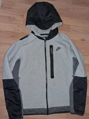 Sällsynt Nike Tech Fleece - Säljer en grå woven tech fleece, Feett sällsynt säljs inte på butiker längre, M men passar S också.
