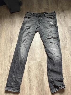 Jack Jones Glenn - Tjabba, säljer nu dessa skitsnygga jeans med modellen Glenn. Mycket snygga slitningar och fint skick! Skickas samma dag som köp🤝👍
