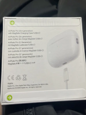 Apple AirPods Pro 2 USB-C MagSafe - Apple AirPods Pro (2:a generationen) med MagSafe-laddningsetui och USB-C. Trådlösa in-ear hörlurar i vit färg med silikonproppar och stilren design. Perfekta för musik, samtal och brusreducering. Levereras i originalförpackning.
