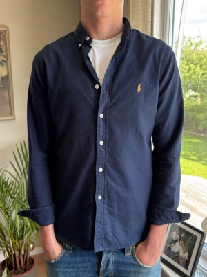 Ralph Lauren skjorta - |Tja! En otroligt snygg och eftertraktad Polo Ralph Lauren skjorta❗️| Skick 9/10 bra skick☑️| Storlek: S, sitter som S, sitter lite tajt på mig - 192cm 75kg📏| Nypris: ca 2000kr💵| Färg: marinblå, som på bilden💙| Fraktar spårbart via postnord eller instabox📦| Hör av er för mer information!|