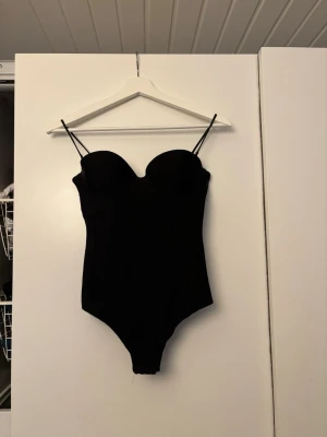 Svart HM body - Den populära HM bodyn. Kupan är i 75C