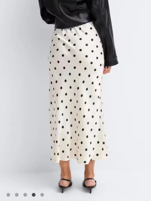SÖKER prickig maxi kjol från Gina tricot  - Söker en prickig satin kjol från Gina tricot i storlek M eller möjligen L. Hör av dig om du har en att sälja, pris diskuteras då💕💕