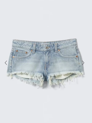 Ljusblå jeansshorts - Säljer ett par weekday shorts som är slutsålda, använt fåtal gånger, ordinarie pris är 399kr säljer för 300kr