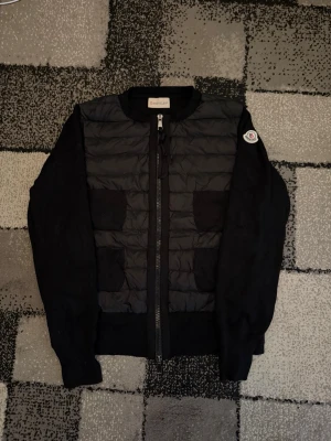 Moncler Cardigan  - Tjena, säljer min systers Moncler Cardigan som Hon inte längre har användning av. Tveka inte på frågor!