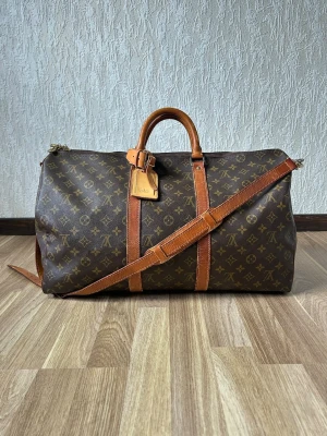 Louis vuitton keepall - Säljer en LV keepall i storlek 50 med band. Väskan är i bra vintage skick och tillverkad i Frankrike 1987 enligt datecode. Kom pm för fler bilder eller frågor 🫡