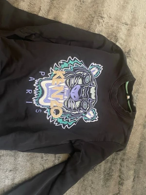 Svart Kenzo sweatshirt - Svart kenzo tröja, bra skick, storlek M