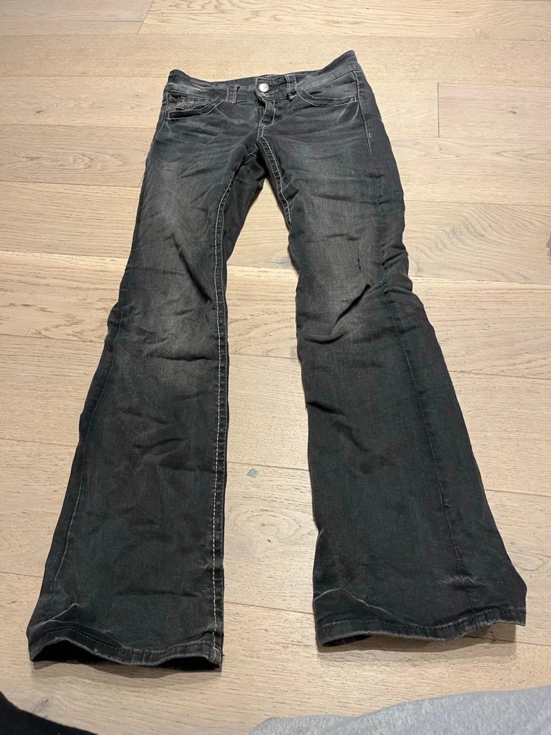 Svarta bootcut jeans med vit söm