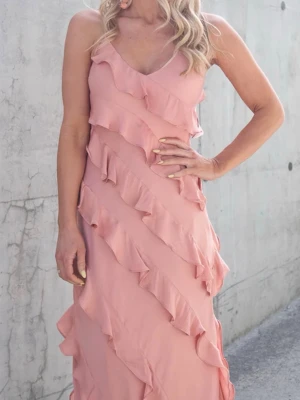 Balklänning med volang - Långklänning från twist & tango med volanger längst hela klänningen. Ändats använd 1 gång och är köpt från deras butik för nästan exakt ett år sedan. Jag skulle säga att färgen mer liknar dem första bilderna, och att klänningen uppfattas mörkare på de sista bilderna pga ljuset. Jag är ca 173 och den passar mig bra i längden, och klänningen har stretch. Nypris är ca 3300kr.