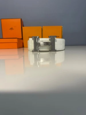 Vitt skärp med H-spänne - Säljer ett stilrent vitt bälte. Helt nytt och aldrig använt – i perfekt skick.  Bältet har ett fint och diskret mönster som ger en lyxig känsla utan att bli för mycket. Klassiskt H-spänne i metall som verkligen sticker ut och lyfter hela outfiten.  Pris: ej hugget i sten, kan diskuteras vid smidig affär.  Hör av dig vid intresse! Går att byta!