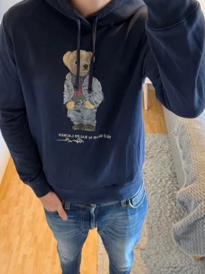 Polo Ralph Lauren Polo Bear Hoodie - Polo Ralph Lauren Polo Bear Hoodie | Storlek: S, passar dig mellan 180-190 cm | Skick: 8/10, endast något slitet vid armändarna | Bara att skriva vid funderingar✍️