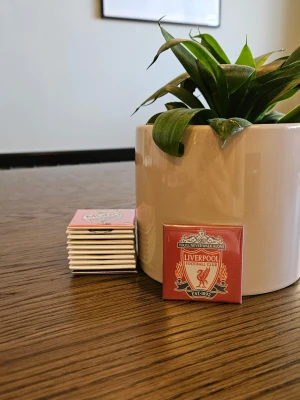 Kylskåpsmagnet fotbollslag - Available in size 50x50mm. All magnets are designed and handmade by me. I use materials that are a mix of new and second hand. I aim to send orders within 24 hours with Postnord, Bring or Early Bird. Follow me on Vinted and Insta. Insta: magnet.man  /Magnet man 🧲