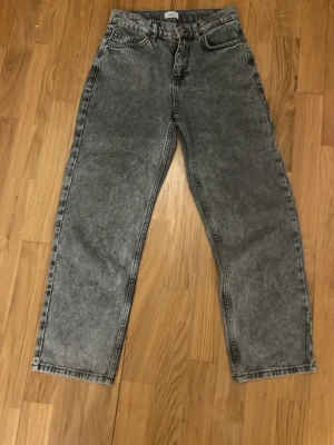 Gråa raka jeans i vintage-stil - Säljer ett par gråa raka jeans med hög midja och klassisk femficksmodell. I märket Grunt det är storlek 25 skulle säga att det är st 152