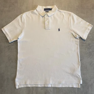 Vit Polo Ralph Lauren pike  - Jag Säljer en fet pike från Polo Ralph Lauren| skicket på tröjan är bra 8/10 | storlek L | ny pris 2000: mitt pris är 349 | skriv vid frågor och funderingar       