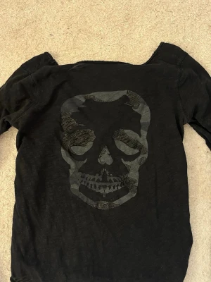 Svart tröja med coolt tryck  - Assnygg tröja från Zadig&voltaire som tyvärr inte kommer till användning🩷 köpt här på plick, finns tecken på användning