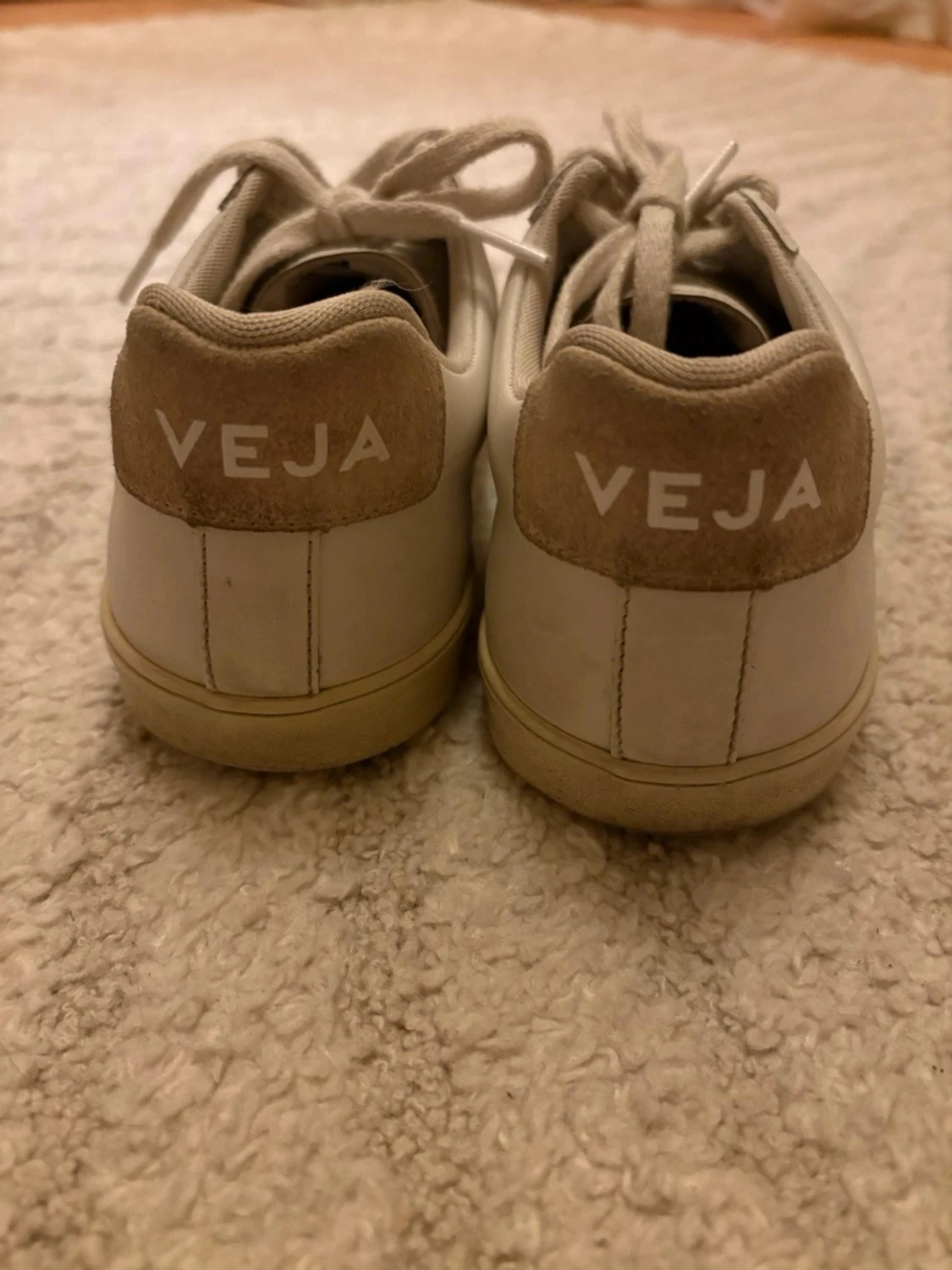 Vita Veja sneakers med beige detaljer - 3