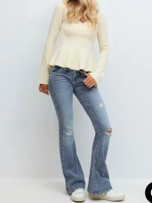 Lågmidjade jeans från gina 14+ - Lågmidjade jeans från ginatricot i storlek S. Använda ett par fåtal gånger pågrund av att de är för korta för mig.💗