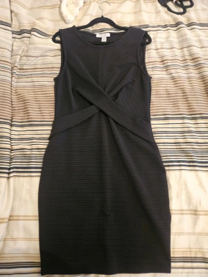 Amisu klänning - Söt men elegant klänning från Amisu i storlek 42. Åtsittande och har ett fint mönster samt ribbad textur. Knappt använd då den är för stor för mig.