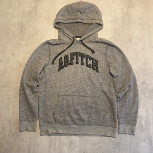 Abercrombie & Fitch hoodie - Jag Säljer en fet Abercrombie & Fitch hoodie| skicket på tröjan är bra 8/10  | storlek M | ny pris 2000: mitt pris är 499 | skriv vid frågor och funderingar  
