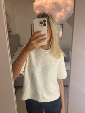 Stickad T-shirt  - Stickad T-shirt från Gina tricot 