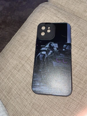 Mobilskal med bilmotiv svart/lila - Snyggt mobilskal med motiv av en sportbil i svart och lila toner. Skalet har en glansig finish och är designat för att passa en iPhone med dubbla kameror. Perfekt för dig som gillar bilar och vill ha ett unikt skal till mobilen.