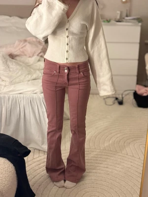 Rosa lågmidjade bootcut jeans med detaljer  - Snygga rosa lågmidjade bootcut jeans🩷 lite långa på mig som är 162cm !! 