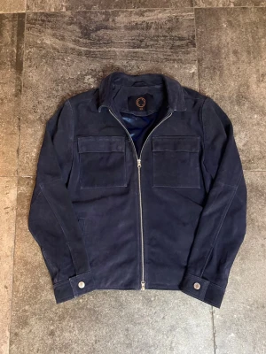 Human Scales Mocha Jacka - tjatja! nu säljer jag min riktigt feta human scales jacka som e perfekt nu till våren👏 de här e lätt dom fetaste jackorna man kan få tag på just nu🫡 Tveka inte på att skriva ifall du har fler frågor😉