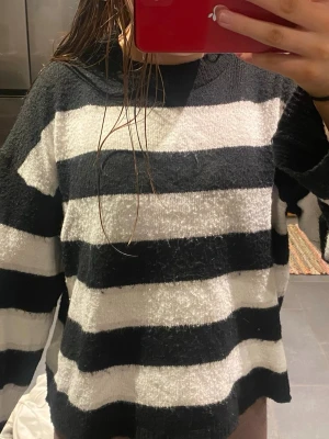 Svartvit randig stickad tröja - Super fin lite tunnare stickad tröja med svarta och vita tjocka ränder, jag är 170 lång och tröjan passar lite löst och avslappat men sitter fortfarande väldigt fint. Jag kälkar på grund av brist på användning.