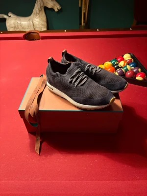 Loro piana skor - Selling these flexy walks in size Europe 40, fits 41. Hardly any visible defects only those seen in the pictures, comes with original box and string, they came privately for more questions and thoughts