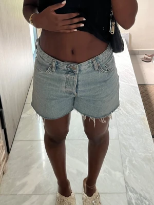 Mid waist jeans shorts  - Ljusblå dekimshorts från hm! Mid rise. 