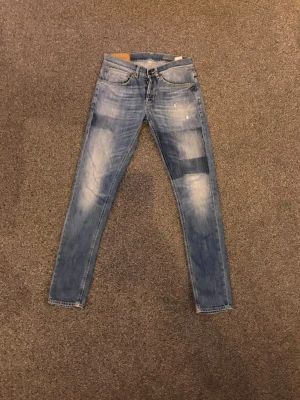 Ljusblå Dondup Jeans - Säljer ett par ljusblå jeans.. Jeansen har klassisk femficksmodell och låg midja. Perfekta för en avslappnad och trendig look.