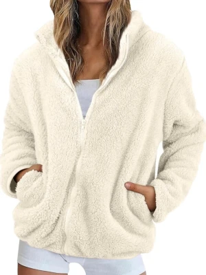 Vit teddyjacka med dragkedja - Mysig vit teddyjacka med huva och dragkedja framtill. Jackan har två sidofickor och är gjord i fluffigt, mjukt material som ger en avslappnad och trendig look. Perfekt för att hålla värmen under kyliga dagar.