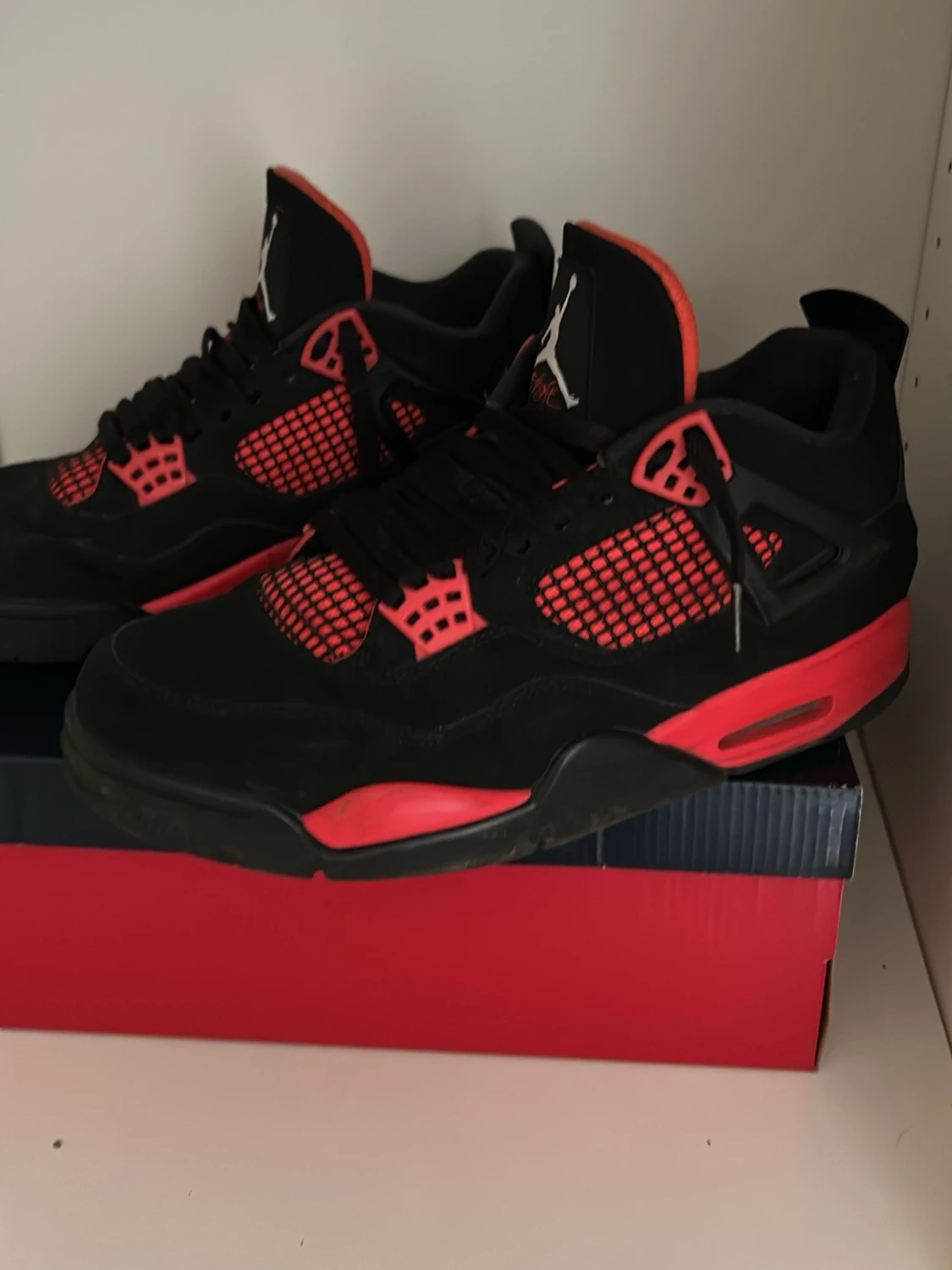 Svarta och röda Air Jordan 4 sneakers - 3