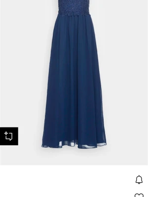 Marinblå långklänning med spetsliv - Säljer min superfina gamla balklänning!❣️Den är i strl 34 och uppsydd hos skräddare!Skriv för fler bilder! Elegant marinblå långklänning med spetsdetaljer upptill och flytande kjol i chiffongliknande material. Klänningen har ärmlös design och markerad midja, perfekt för speciella tillfällen.