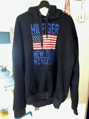 Tommy Hilfiger hoodie  - Fin svart hoodie från Hilfiger i stl xl. Använd ett par gånger. Obs katt finns i hemmet. 