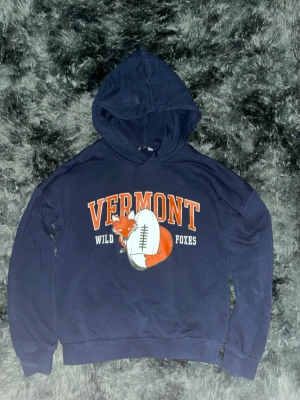 Cubus Hoodie 11-12 år – Mycket bra skick - Snygg och bekväm hoodie från Cubus i storlek 11-12 år (146-152). mycket bra skick, inga fläckar eller hål. Perfekt för skola, fritid eller mysiga hemmadagar.  Material: Mjuk bomull Färg: (marin blå)  Skick: Mycket bra