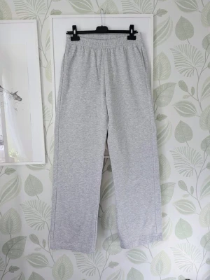 Grå mjukisbyxor från Cubus - - Supersköna byxor som är elastiska .  - Storlek M.  - Långa mjukisbyxor.  - Se camått på sista bilden mätt från främre midjemuddets kant till fotledens kant.  - Oanvänt.  - Jag kan ha missat någon miniskavank men jag har försökt att granska plagget så gott det går.