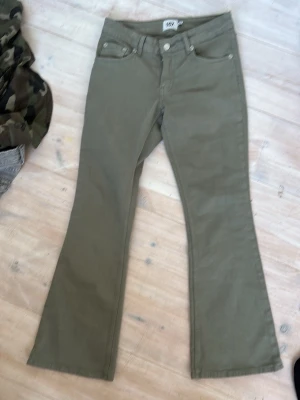 Olivgröna bootcut jeans från lager 157 - Gröna utsvängda jeans från lager 157 nya utan prislapp bara använt dem en gång 