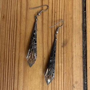 Gothiska örhängen - Coola kristallörhängen i glas och metall. Oäkta/nickel.