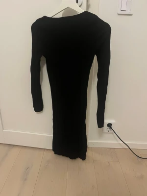 Svart klänning  - En jätte fin långärmad klänning snyggt till fester 