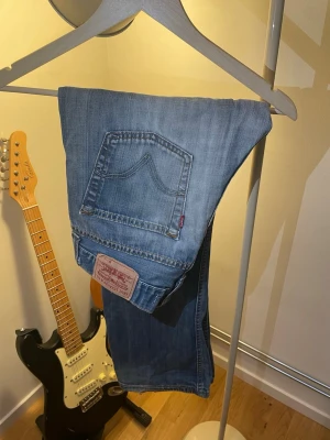 Vintage Levis 512 bootcut  - Tja! Säljer en rejäl grail! Ett par levis 512 bootcuts som är i helt skikt utan några defekter! Har tillkommit snygg fade på dem! En av de bättre jeansen på denna marknaden om man säger så! Sitter som W33L32 och är sjukt bekväma!