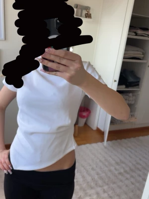 Vit Topp med lyxigt material  - En vit topp från Veromoda med rund hals och korta ärmar. Tillverkad i mjuk bomull för en bekväm känsla och passar perfekt till alla typer av outfits. Klassisk och stilren modell som är lätt att matcha. 