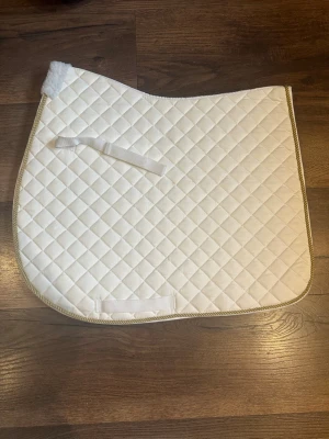 Dressyrschabrak full - Säljer då den ej passa, kommer ej ihåg vart jag köpte men bara provad 💕 storlek full, vit med guldig kant