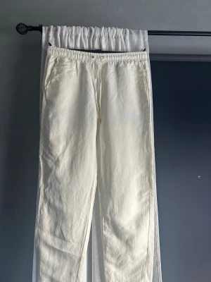 Vita linnebyxor  - Säljer dessa vita linnebyxor! Aldrig använda så är som nya. original pris ca 600:-.